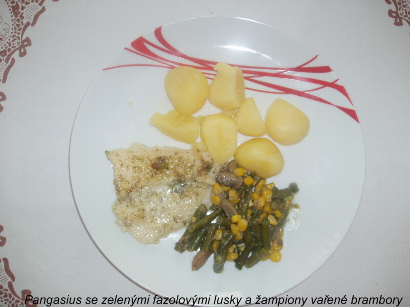 Pangasius se zelenými fazolovými lusky a žampiony vařené brambory